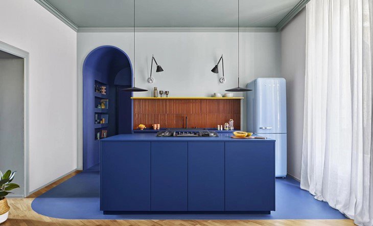 Cocina de diseño curvo en azul 