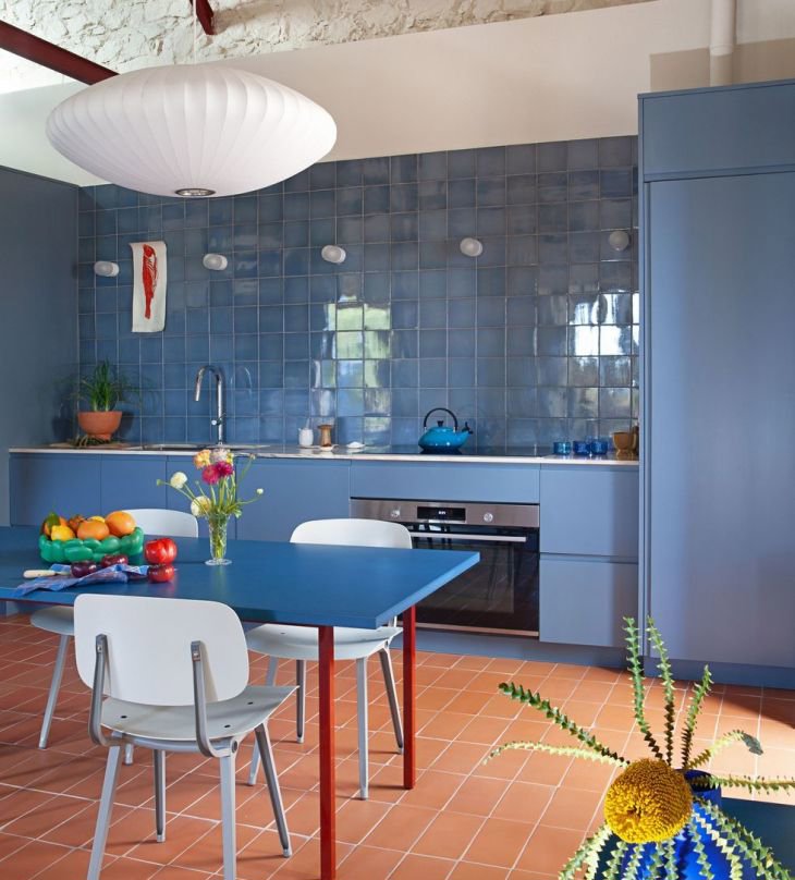 Cocina mediterránea en azul y terracota