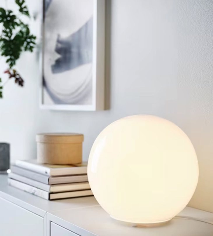 Las lámparas de mesa en forma de bola