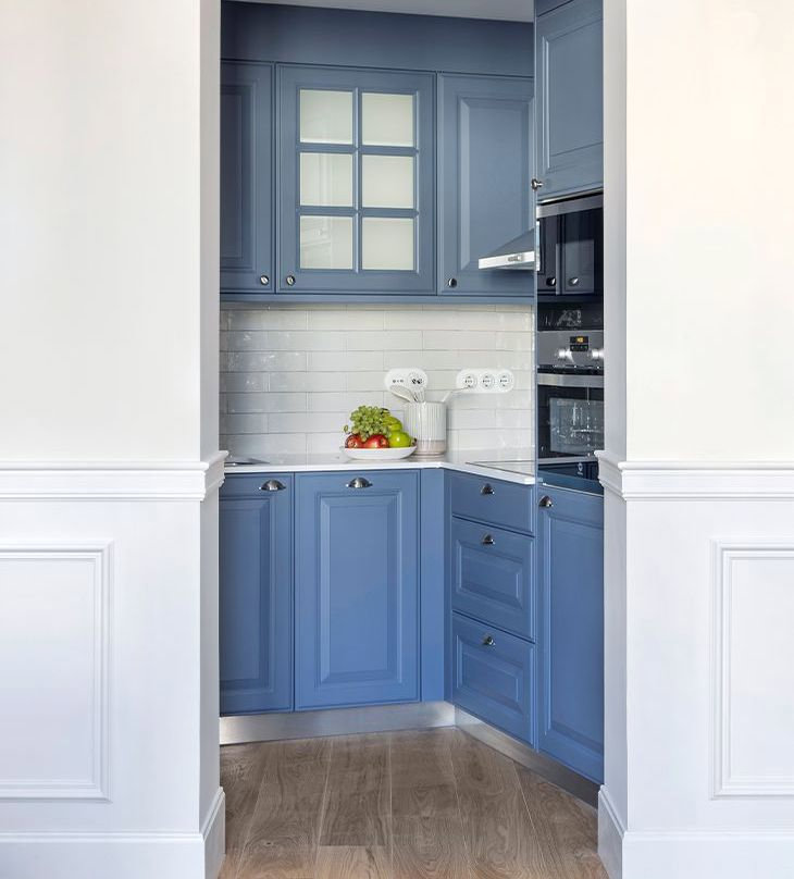 ¿Una cocina pequeña en azul? Por supuesto