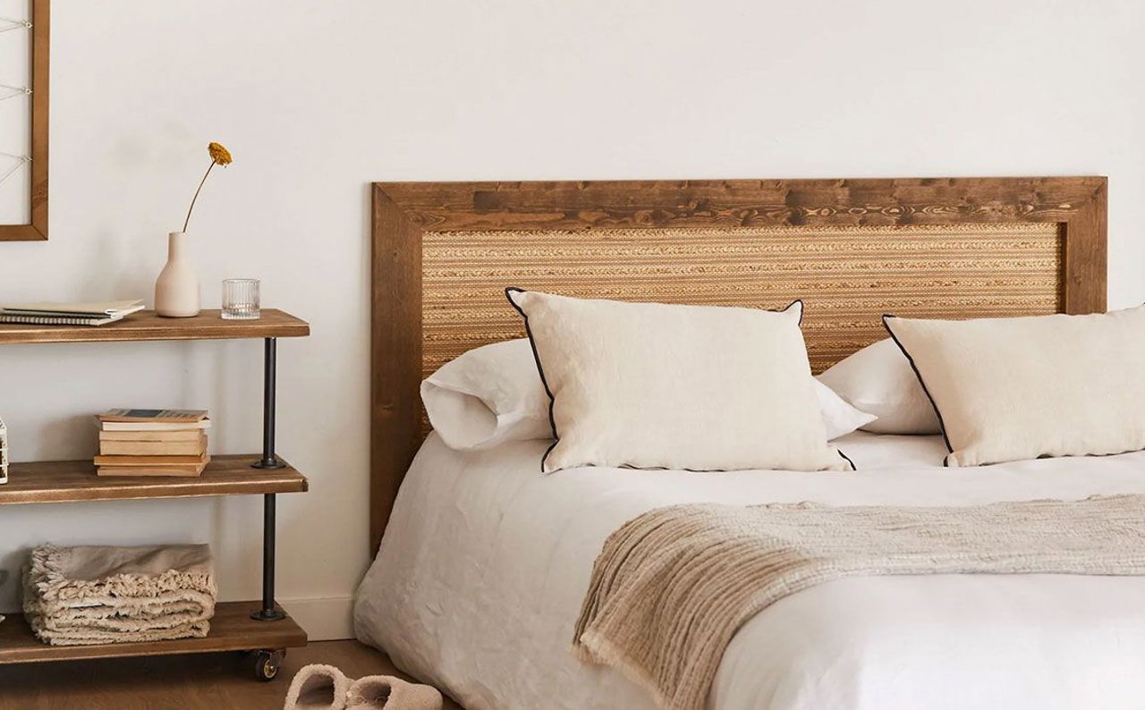 El blanco y la madera son una combinación atemporal y acogedora perfecta para decorar un dormitorio relajante y cálido