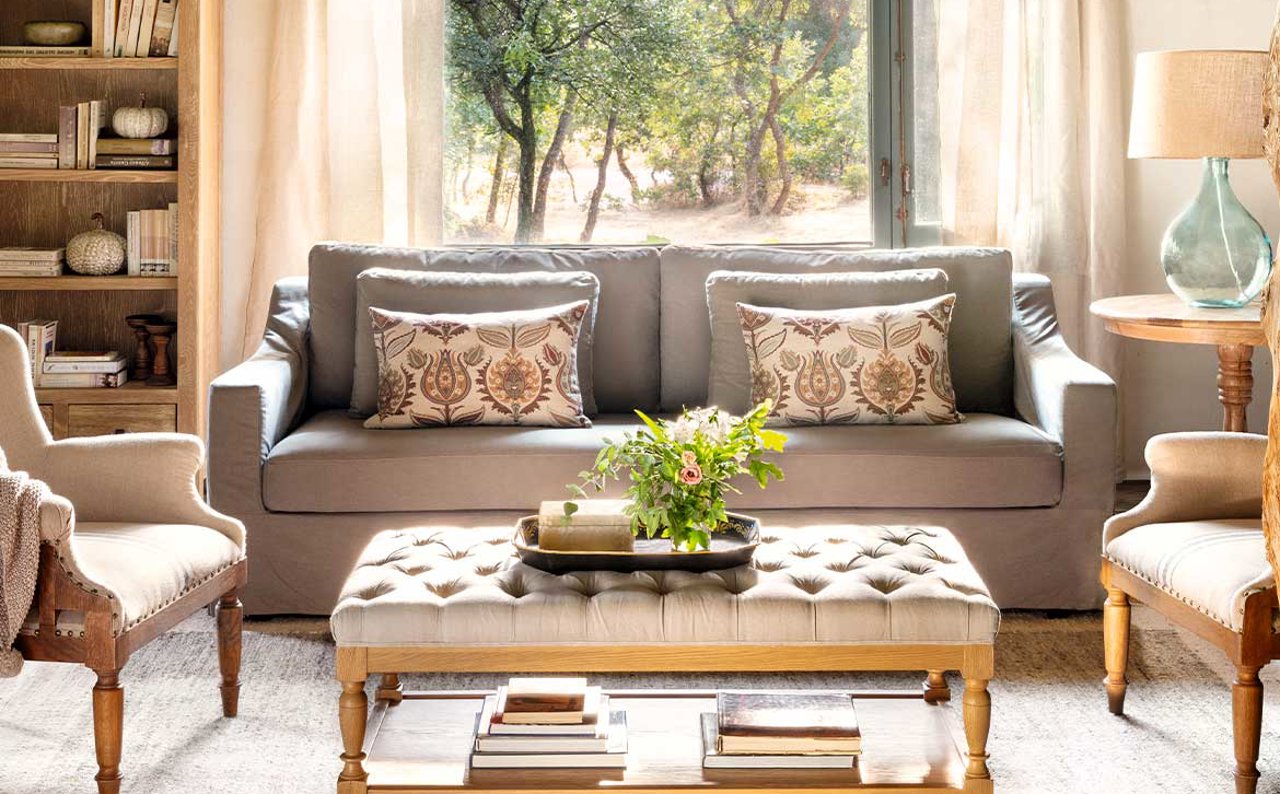 Inspírate con estas ideas para combinar los cojines en un sofá gris oscuro 