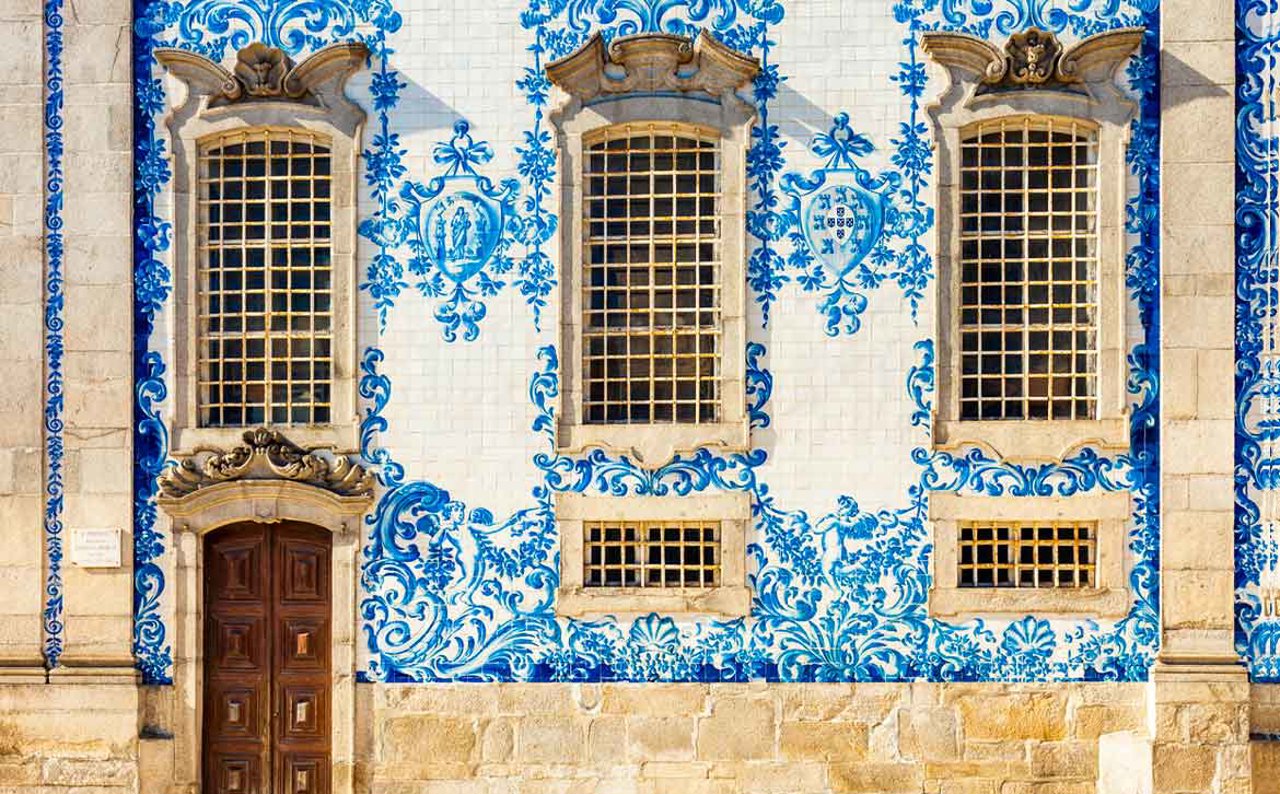 9 lugares esenciales con arte de azulejo para descubrir el encanto de Oporto 