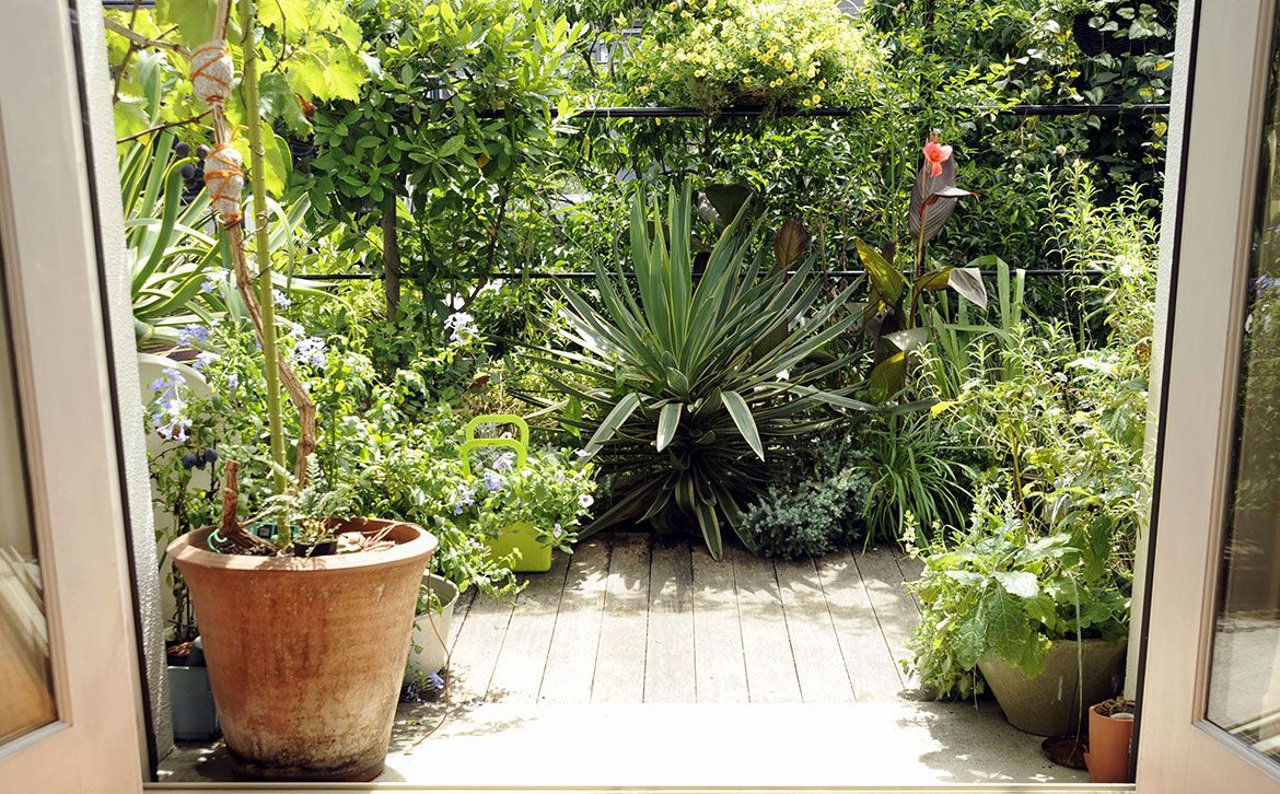 Con las jardineras puedes ahorrar espacio de tu terraza o balcón y renovar un poco su decoración
