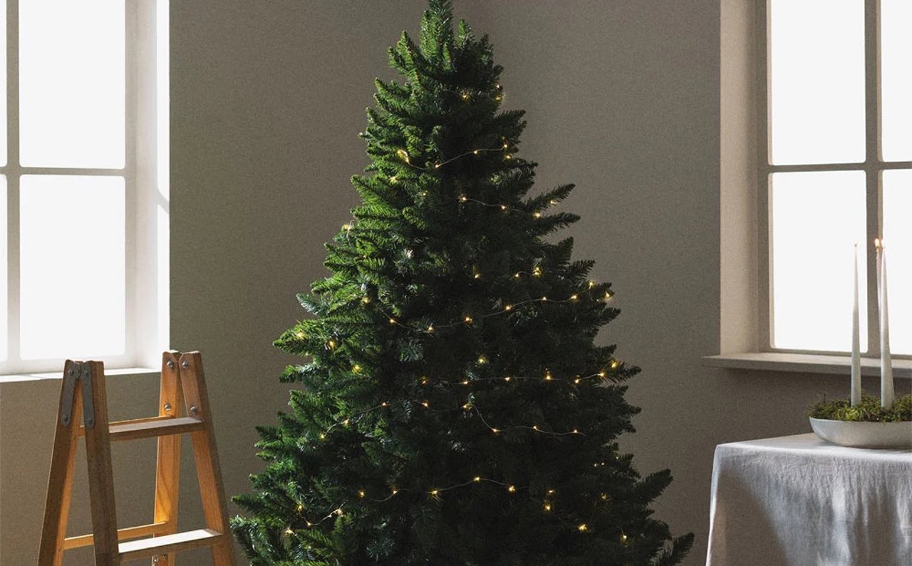 Los mejores consejos para colocar las luces de Navidad en tu árbol