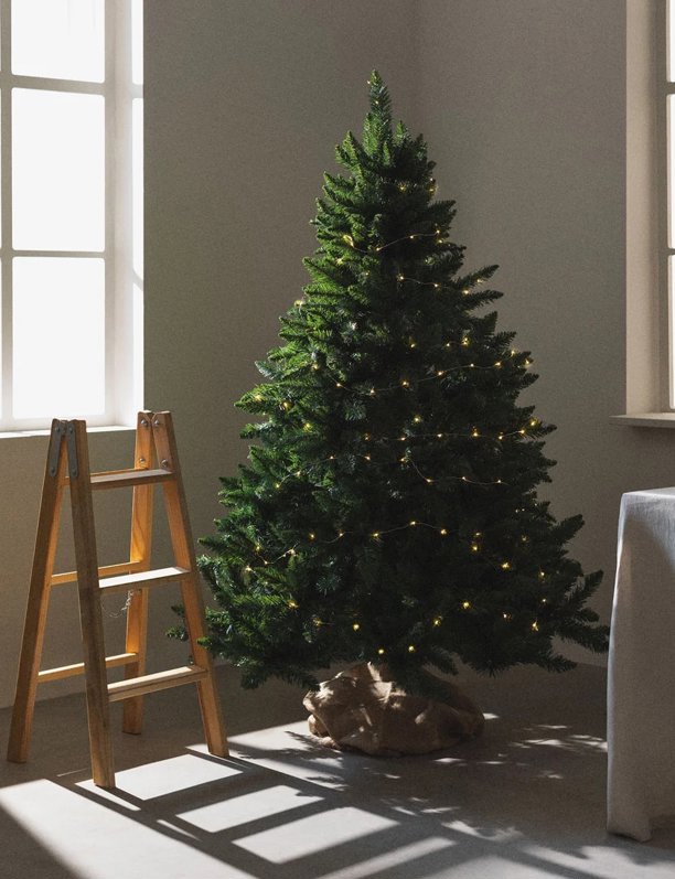 ¿Sabes cómo colocar las luces en tu árbol de Navidad? Esto es lo que debes tener en cuenta