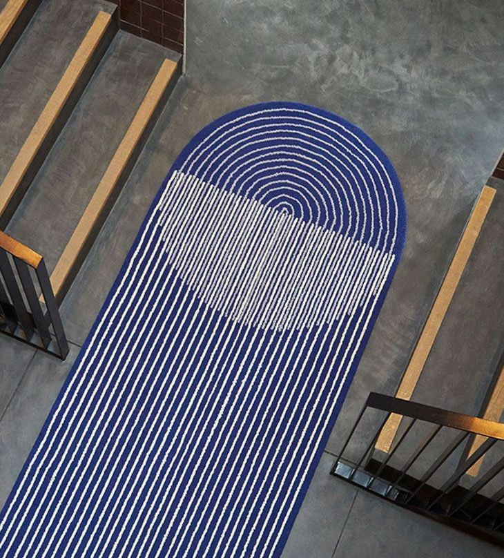 alfombras de tendencia en azul cobalto y blanco
