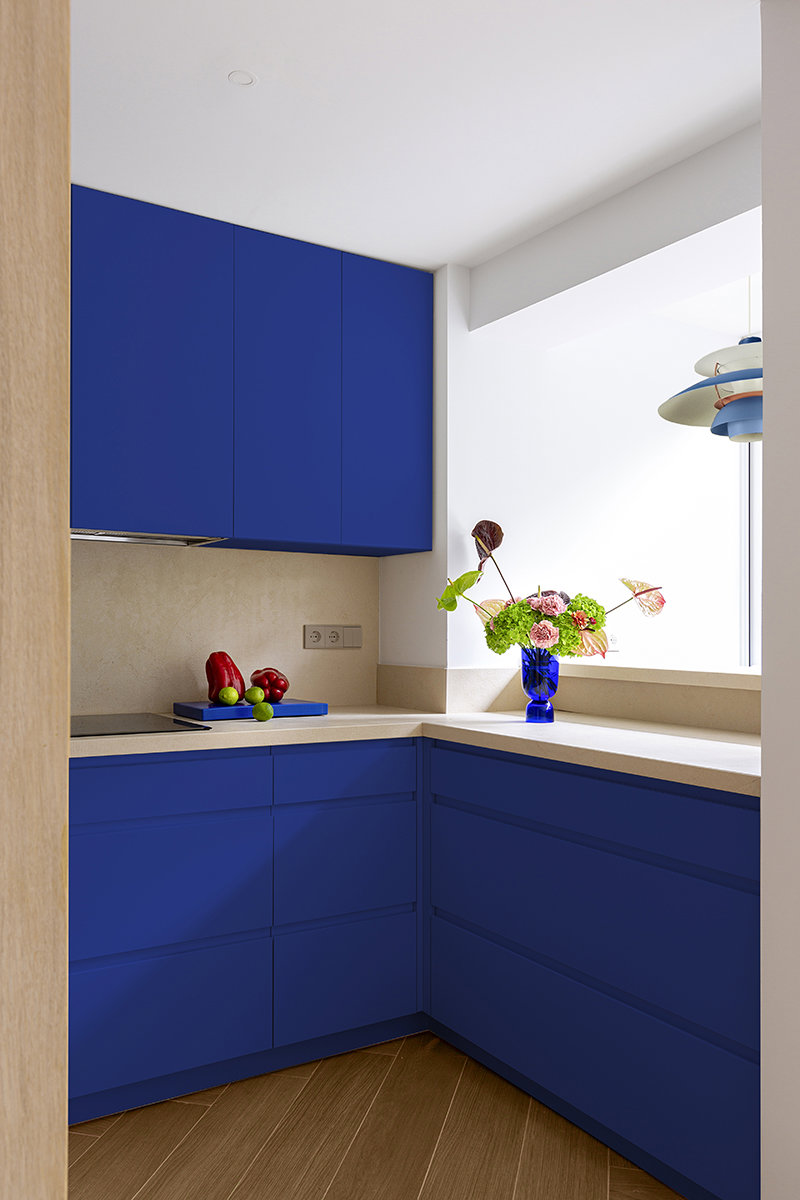 Cocina moderna con muebles azules.