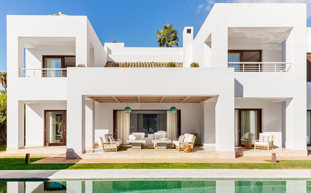 Una casa en marbella con piscina y jardines de lujo e interiores naturales y sencillos