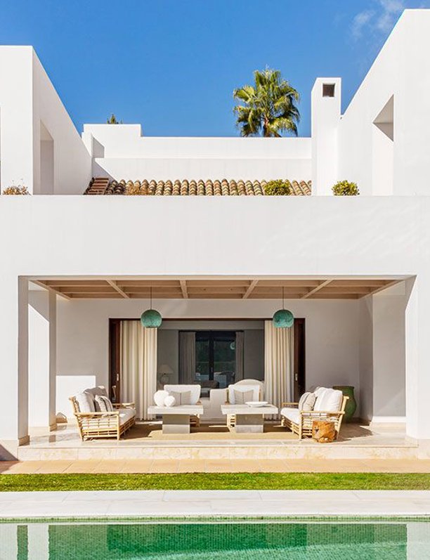 Un secreto en Marbella: piscina y jardines de lujo frente a interiores naturales y sencillos