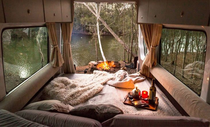 la cama con vistas es una de las ideas mas comunes en caravanas 24