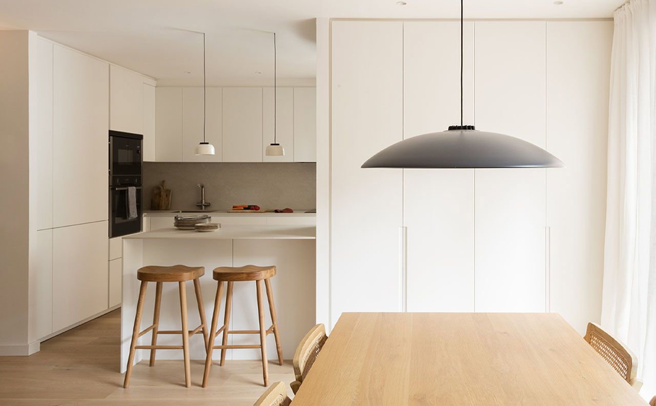 Si quieres una cocina más limpia, cálida y que visualmente tenga más espacio, combina el blanco con la madera 