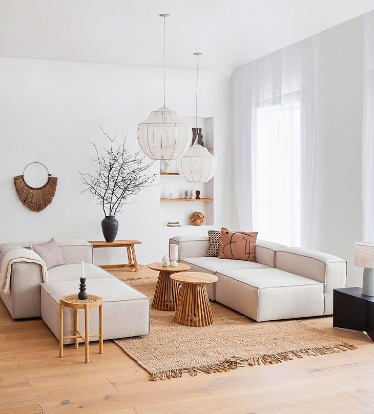 moderno salon minimalista en blanco con detalles de madera