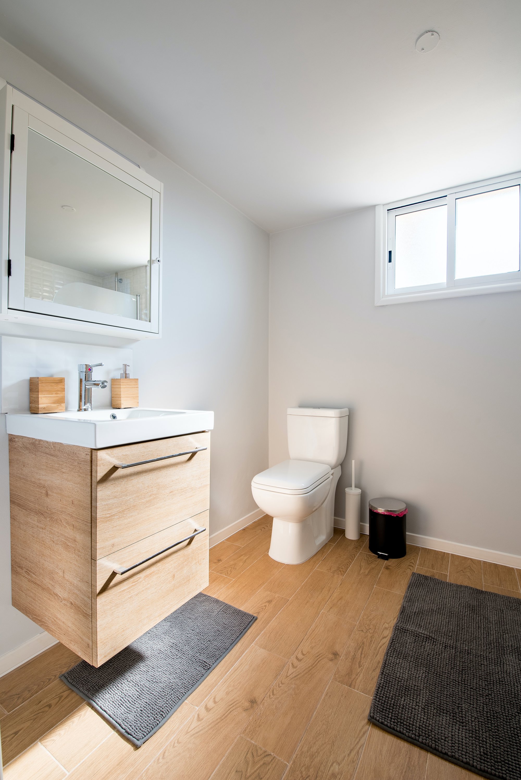 15 ideas ingeniosas para ganar espacio de almacenamiento en baños pequeños