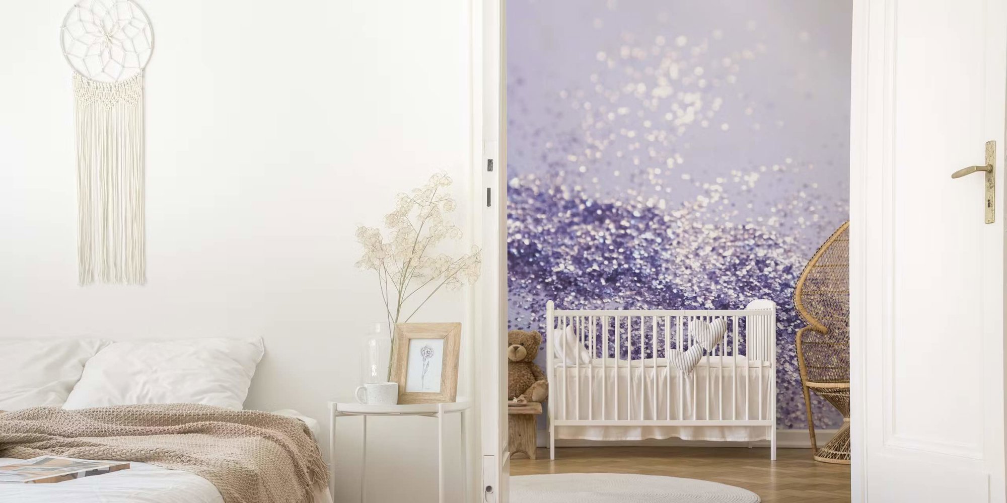 Dormitorio infantil con papel pintado lila