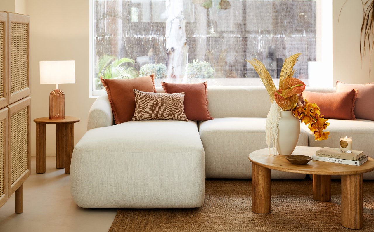 Cómo combinar cojines para un sofá beige?