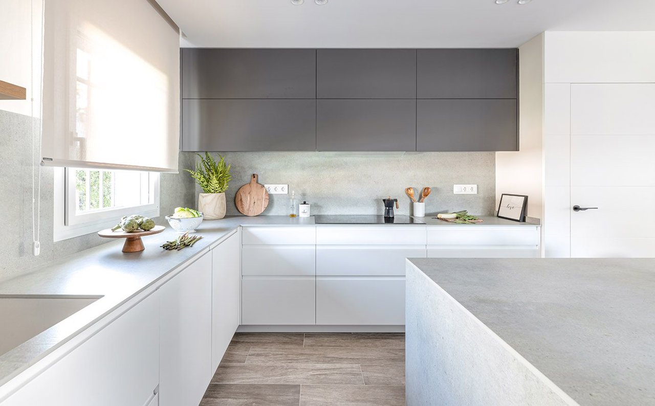 El blanco y gris es la combinación ganadora para decorar cocinas modernas y singulares. Y estos ejemplos lo confirman  