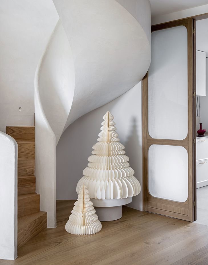escalera escultural curva en blanco y madera