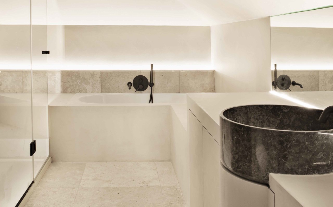 Devolver la luminosidad y elegancia a un baño sin ventanas es más fácil de lo que piensas. Estos consejos deco tienen la solución