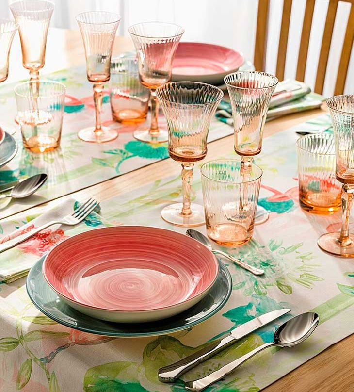 una mesa alegre en tonos rosas