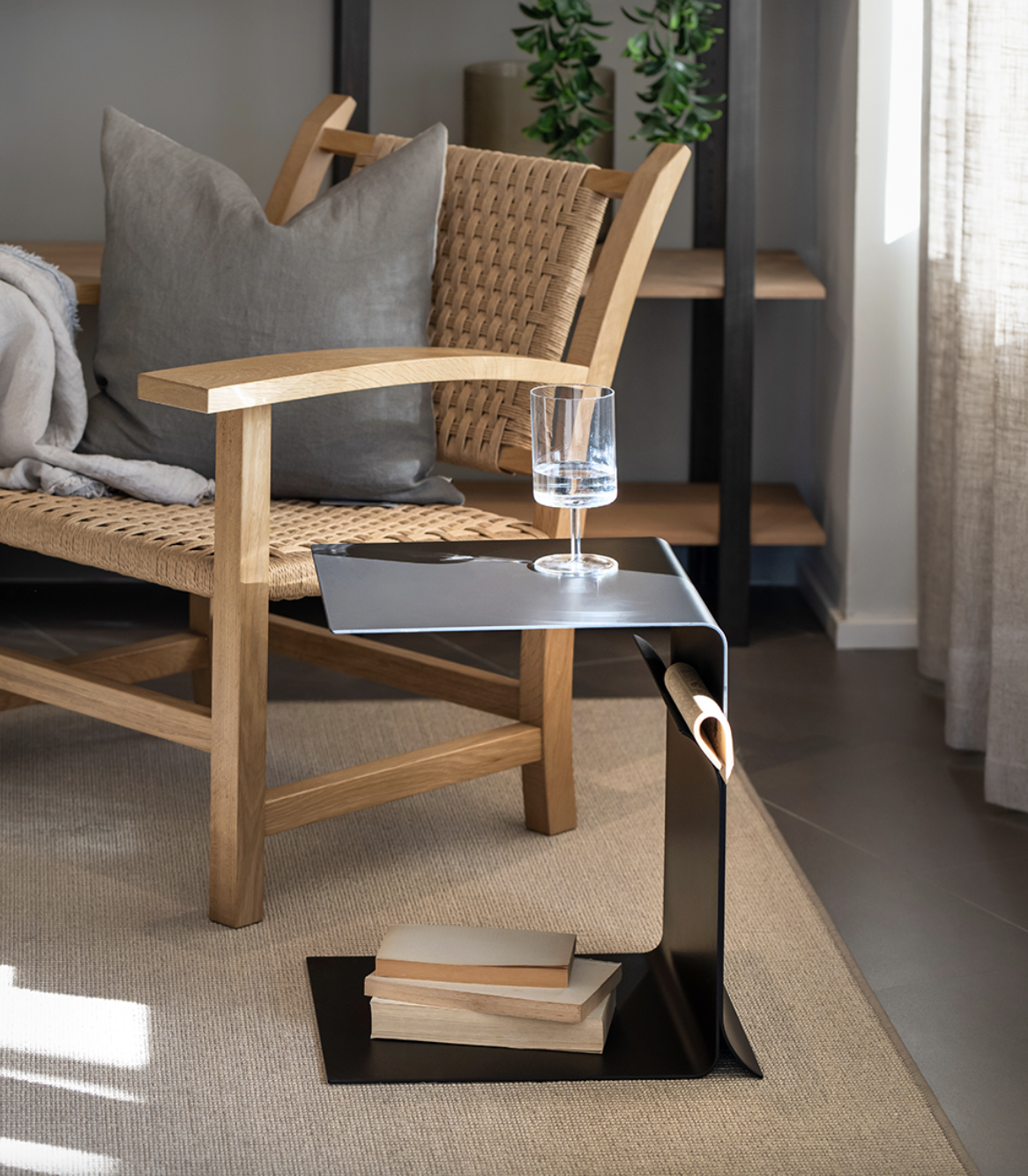 La mesa auxiliar de metal Coma luce un diseño versátil con tres tipos de posiciones diferentes para adaptarse a cada necesidad y espacio 