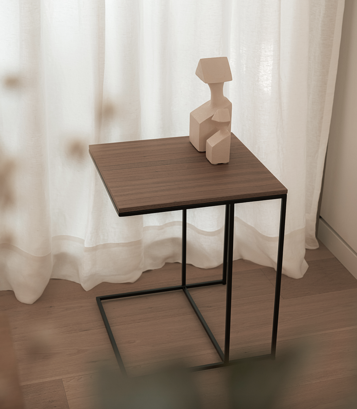 Simplicidad y elegancia se combinan para conformar la serie de mesas Petra. Disponible en dos tamaños y diferentes materiales