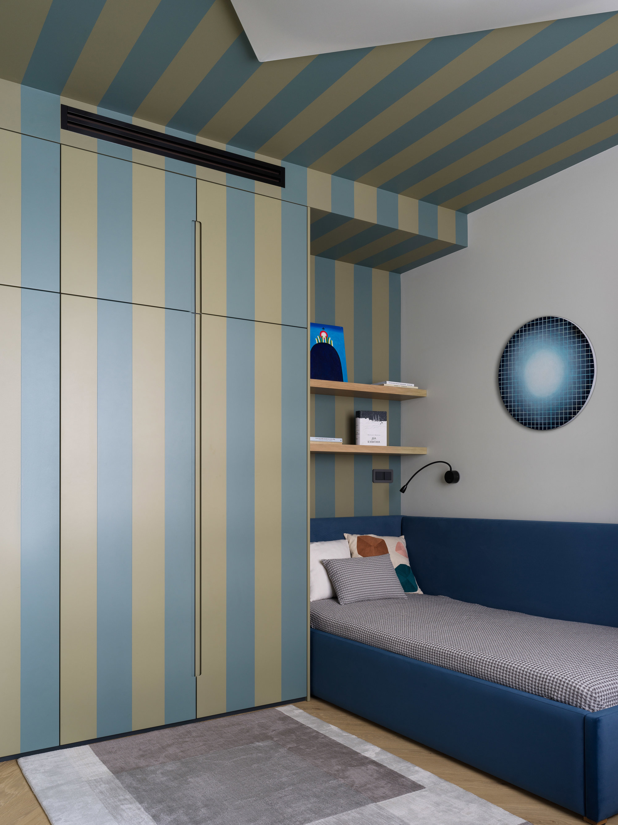Dormitorio infantil con muebles de rayas azules y beige