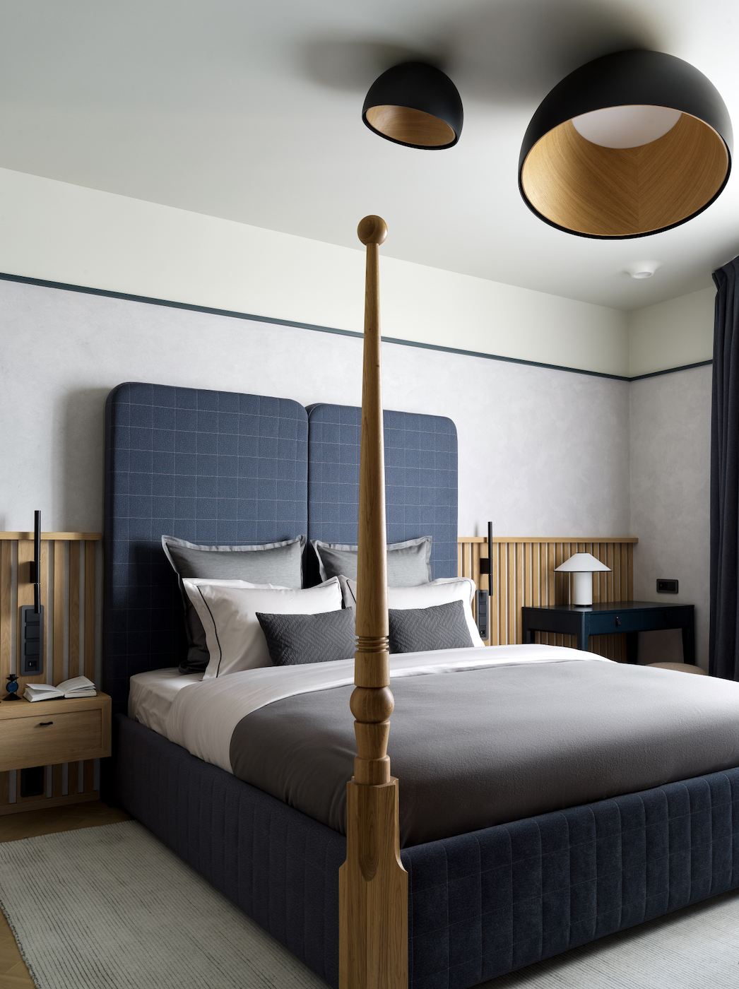 Dormitorio principal moderno y elegante en azul marino y madera