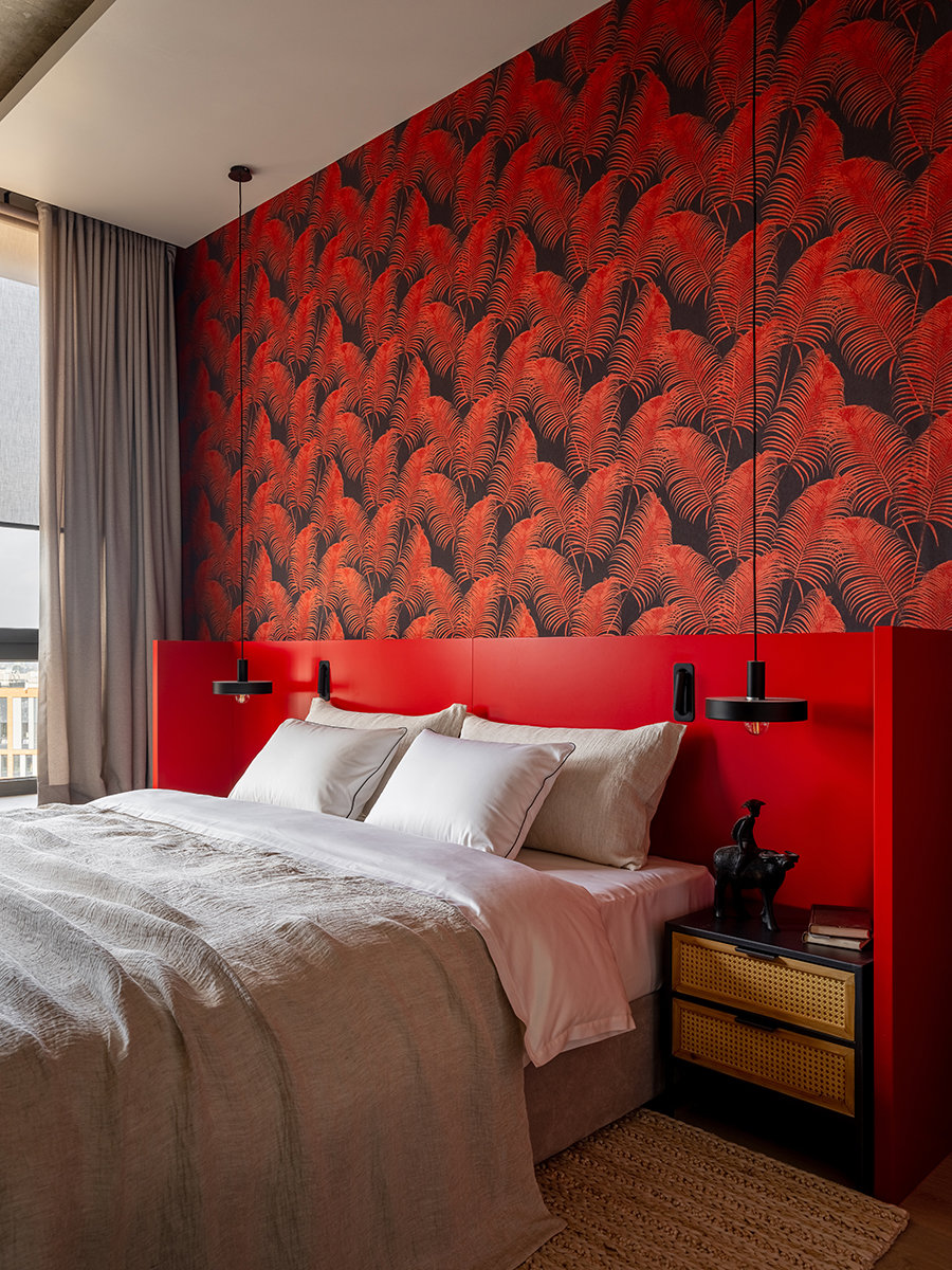 Dormitorio matrimonio con cabecero rojo y papel pintado rojo y negro. 