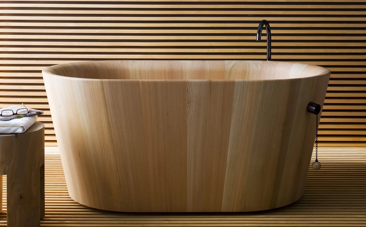 También conocida como ofuro, la bañera japonesa nos ha conquistado por su elegante forma y su experiencia relajante