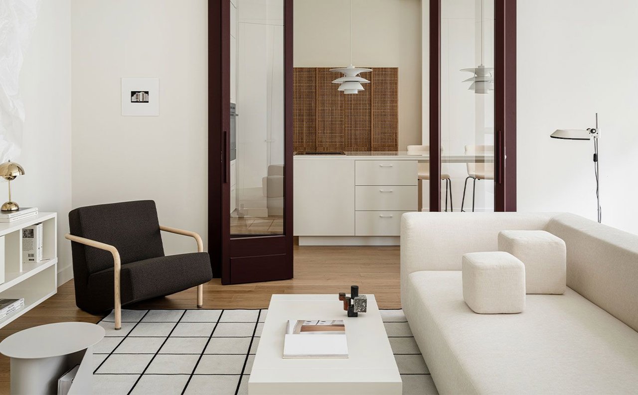 Un piso pequeño que demuestra que los muebles a medida y la combinación blanco y madera son aciertos rotundos 