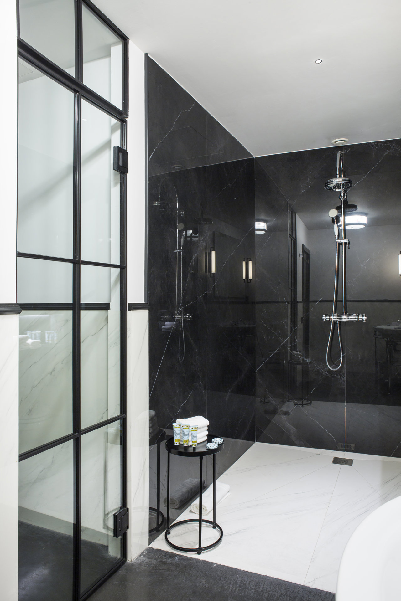 La elegancia de un baño negro no está reñida con los preceptos del minimalismo.
