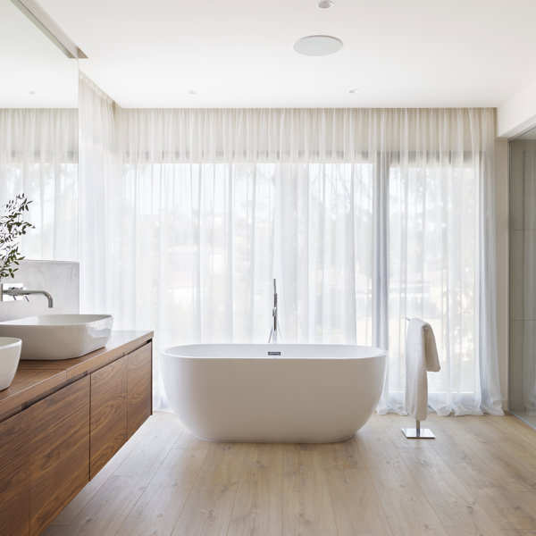 Baños minimalistas: con bañera o ducha, en blanco, con pocos accesorios y MUCHO estilo