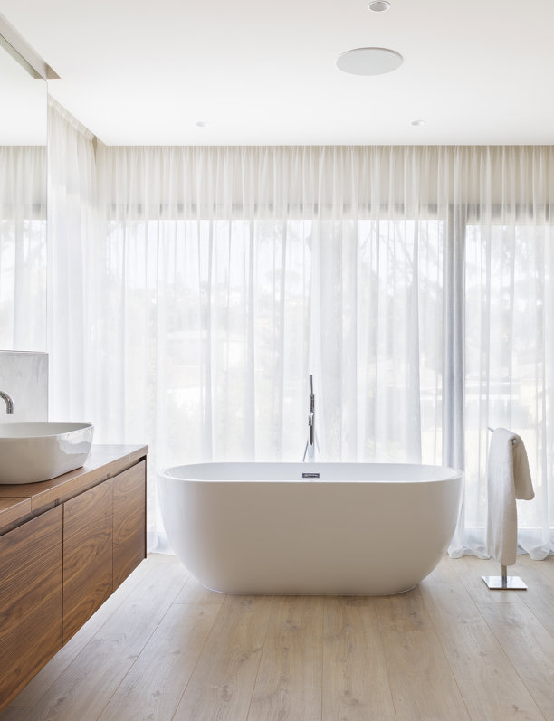 Baños minimalistas: con bañera o ducha, en blanco, con pocos accesorios y MUCHO estilo