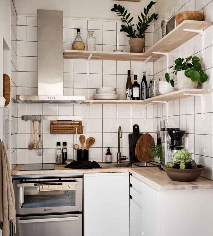 Cinco estanterías de cocina para ganar espacio y proteger nuestro microondas