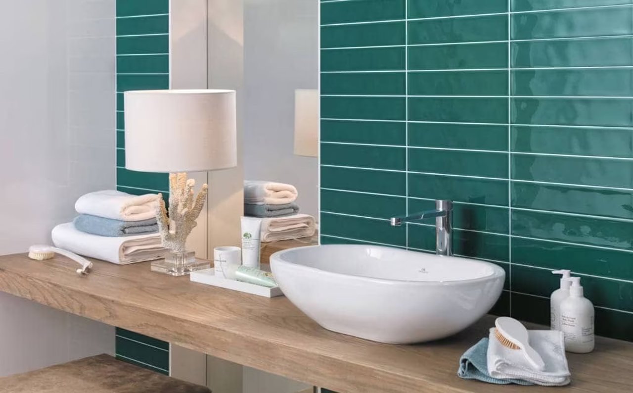 9 ideas para decorar le baño con azulejos con juntas de colores diferentes