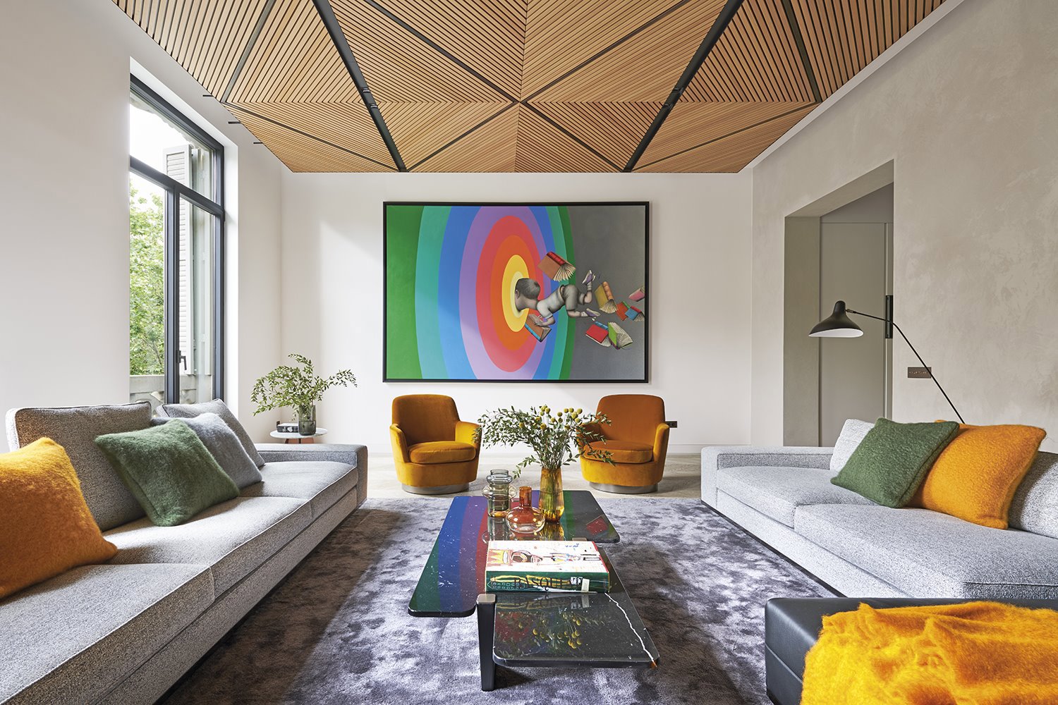 Un salón con base en tonos grises, pero combinado con colores generando contraste.