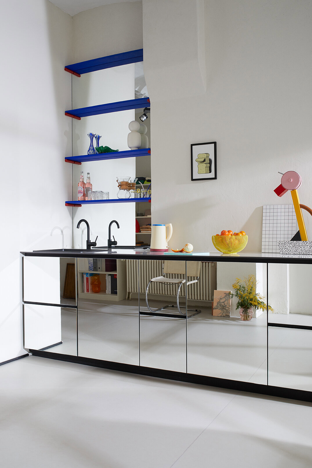 Cocina con espejos para una sensación visual de más amplitud, diseñada por el estudio Ja¨ll & Tofta.