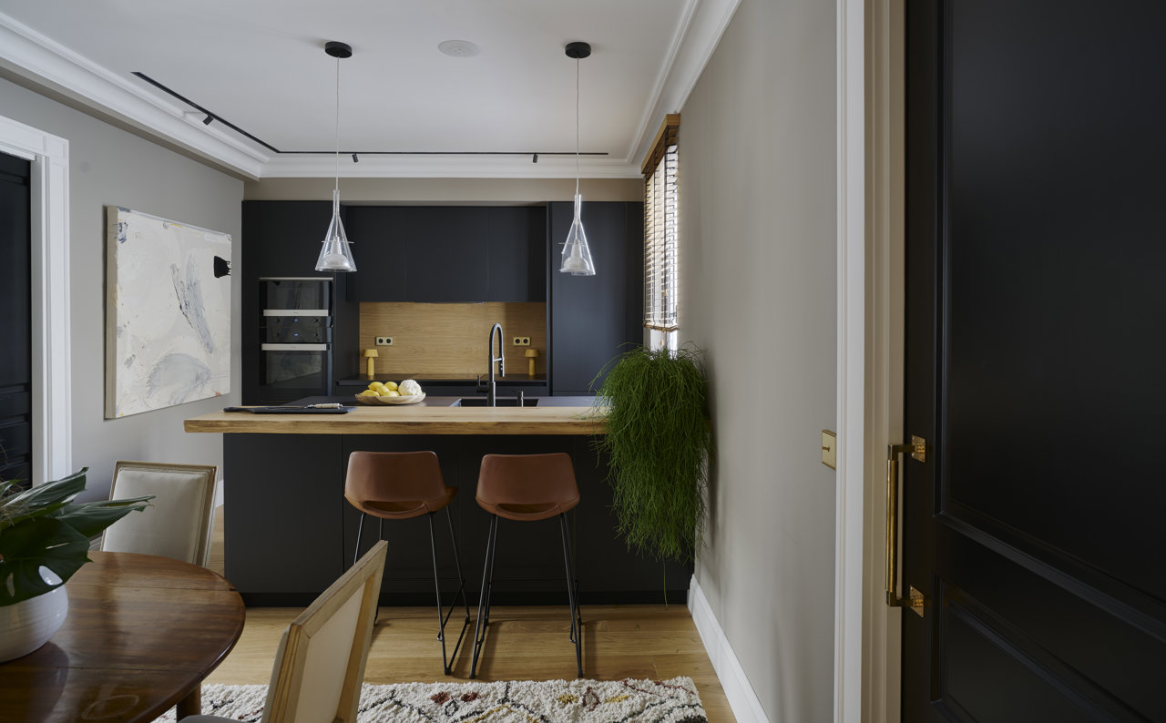 Una pequeña guía para decorar estancias pequeñas con colores oscuros y conseguir un resultado elegante y espacioso
