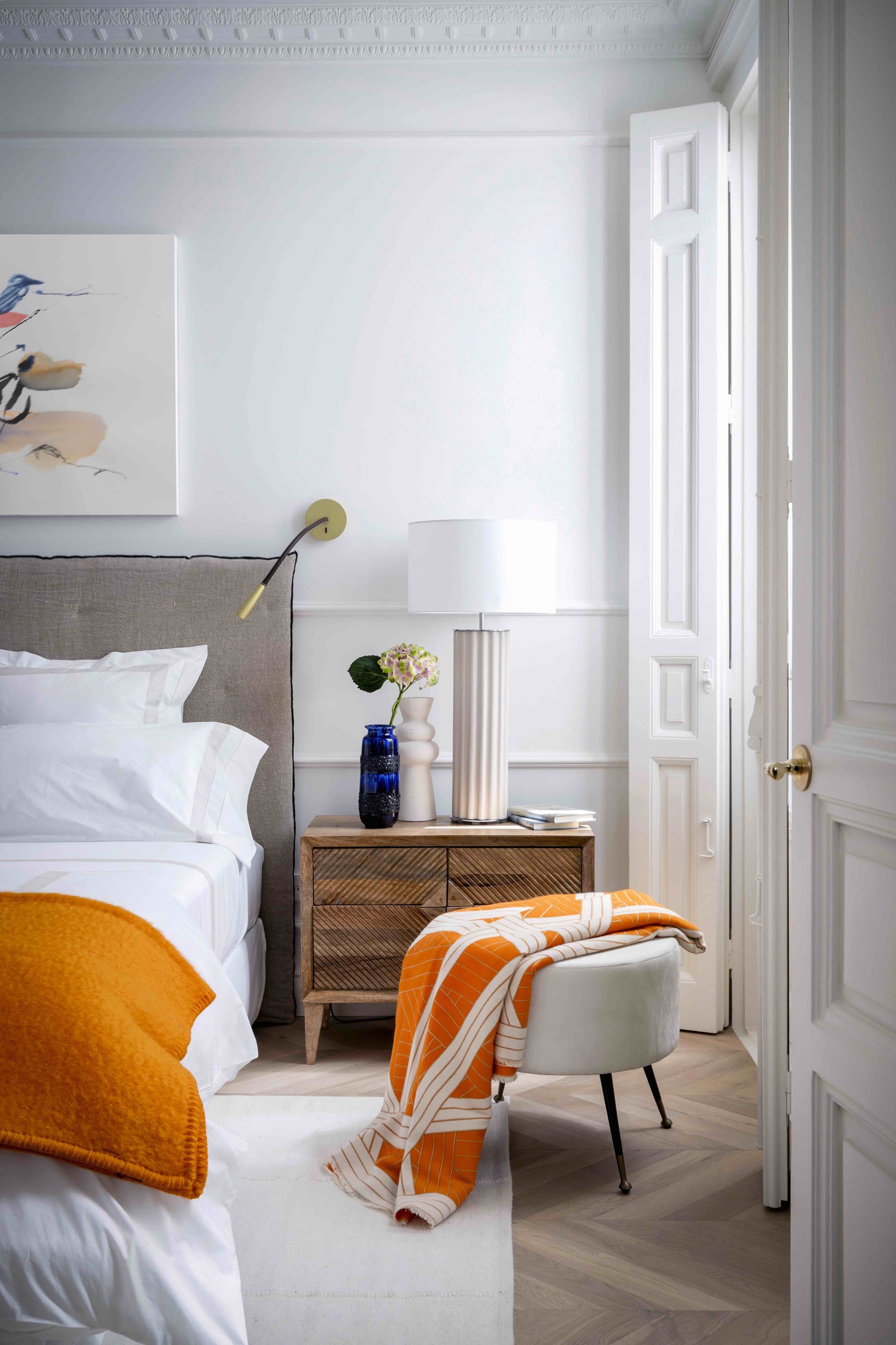 Dormitorio en blanco y naranja con molduras
