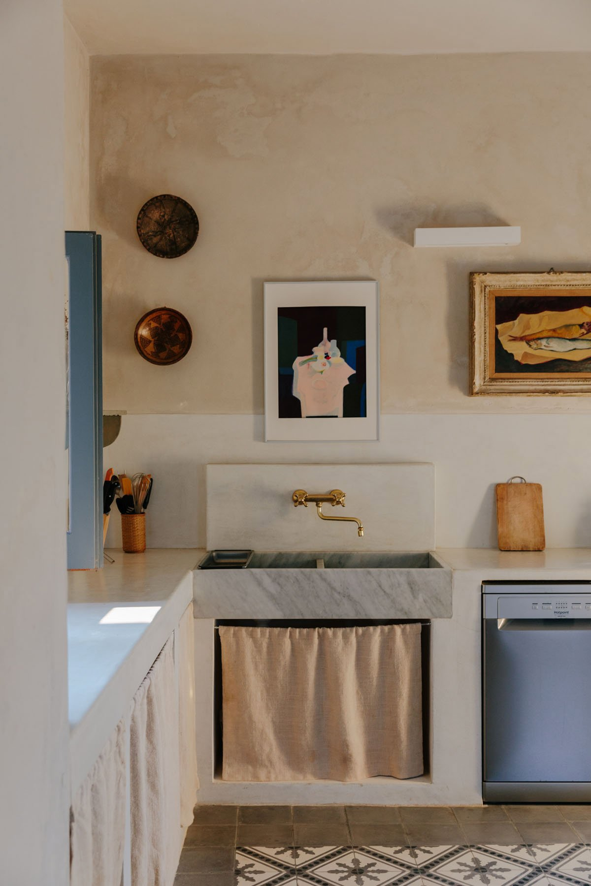 Esta cocina de obra refleja cómo el diseño puede colarse en un espacio de aires rústicos y darles una vuelta.