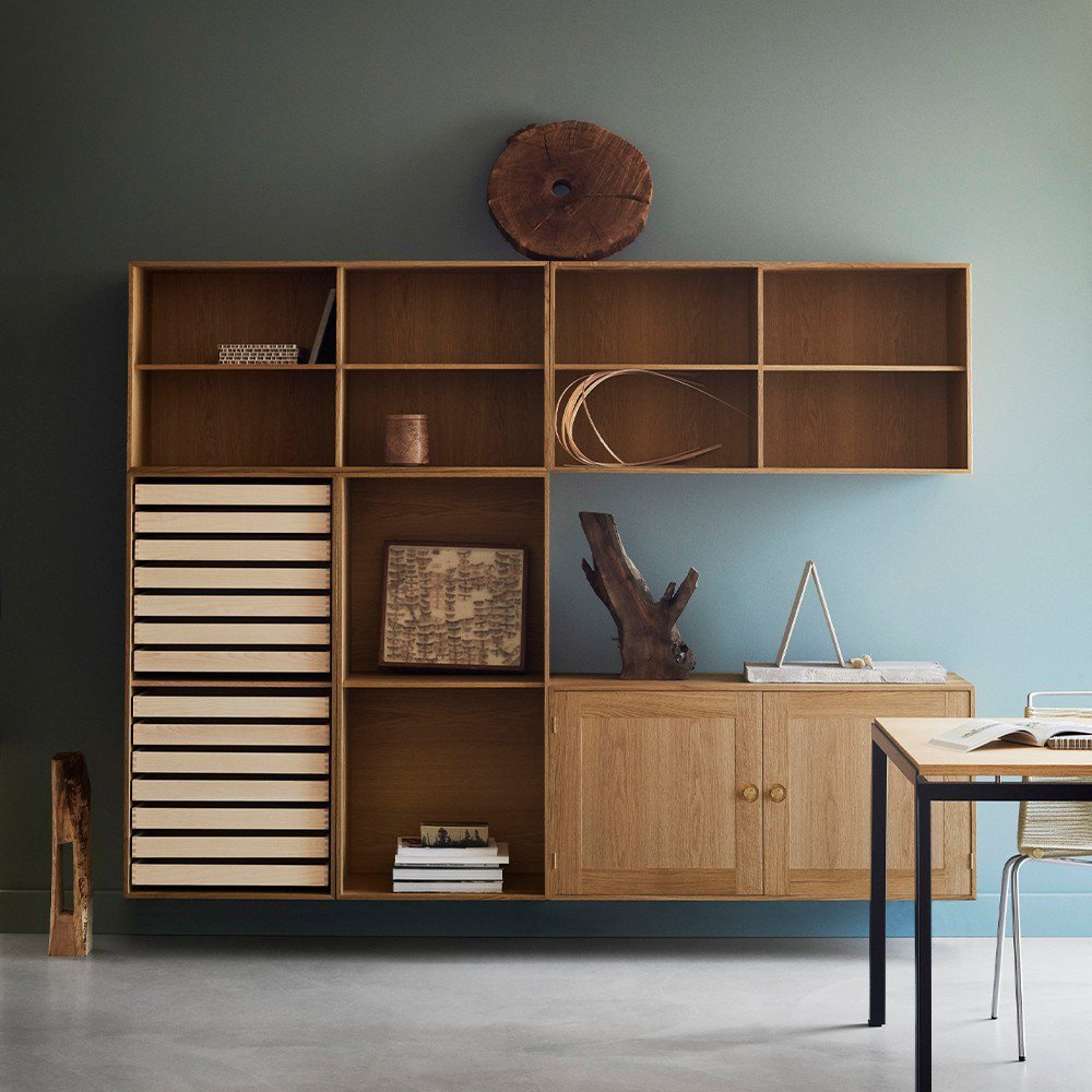 Una estantería modular en madera es el mueble de salón perfecto para un estilo lleno de funcionalidad como es el diseño nórdico.
