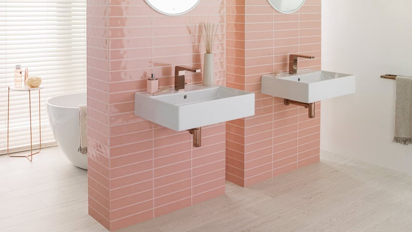 Baño con azulejos rosas