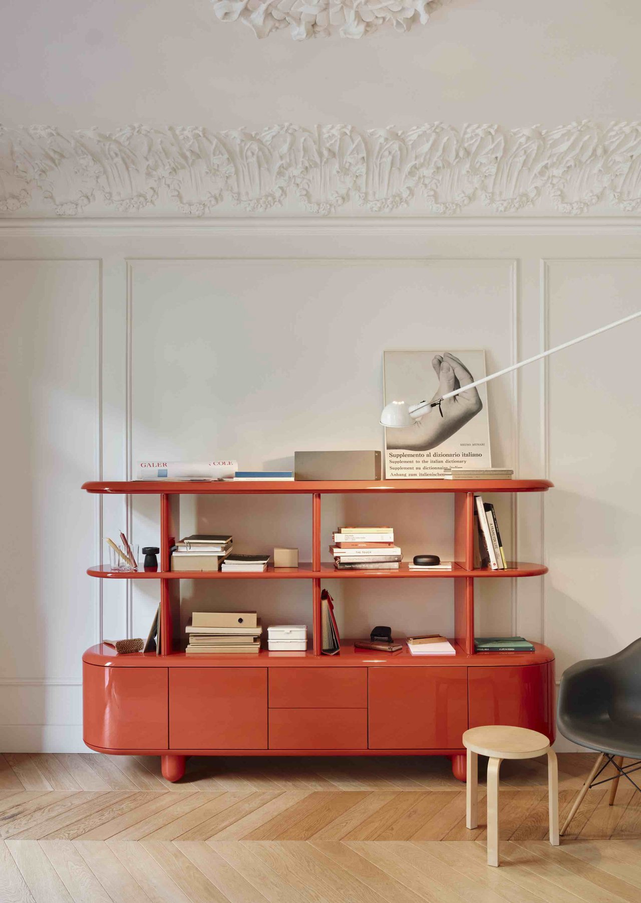 Mueble color rojo piso clásico