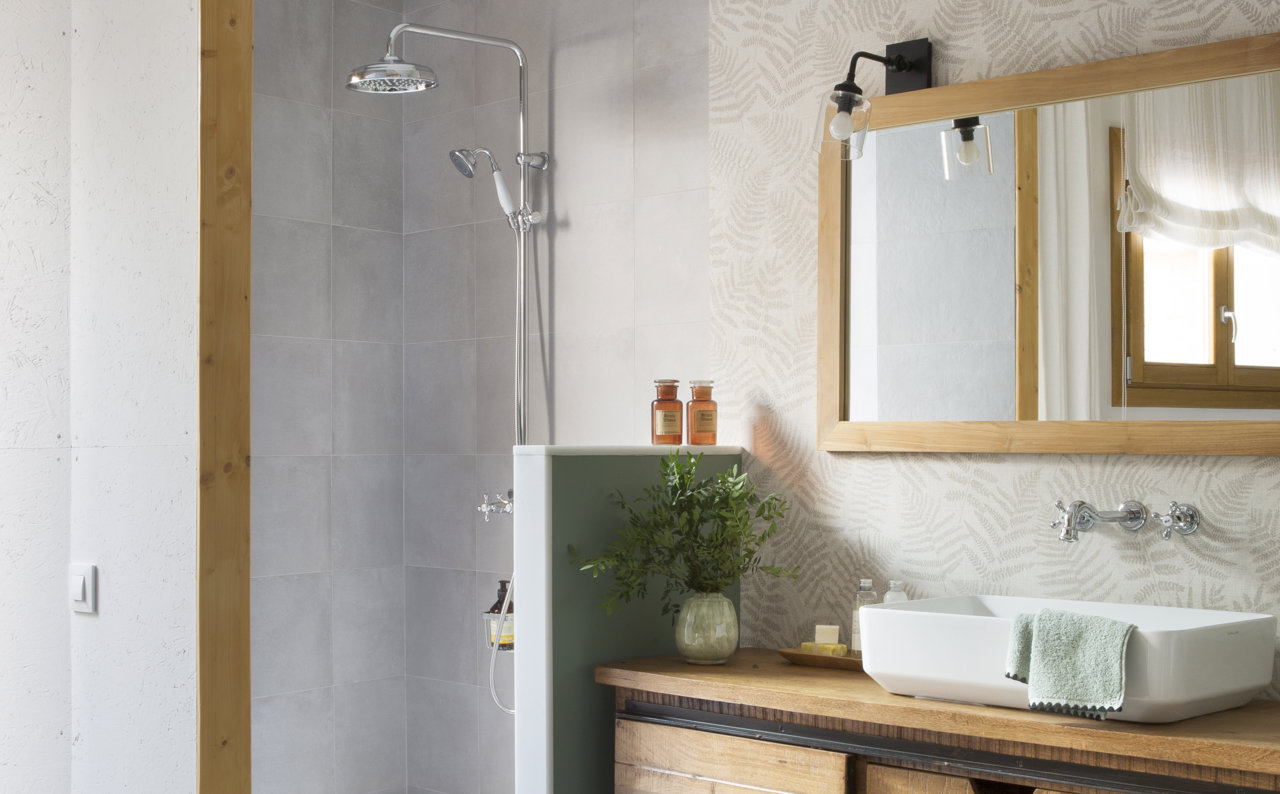 La interiorista Pia Capdevila nos muestra una alternativa a la mampara de la ducha ideal para baños pequeños y oscuros