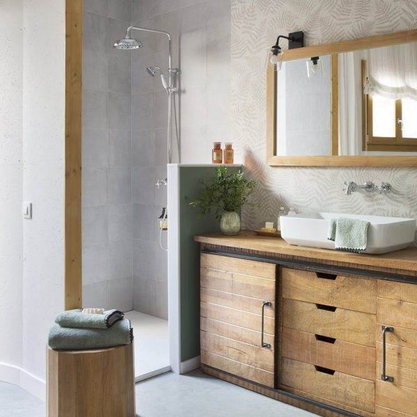 Adiós mampara en el baño, esta es la alternativa original y simple (perfecta para pisos pequeños) 
