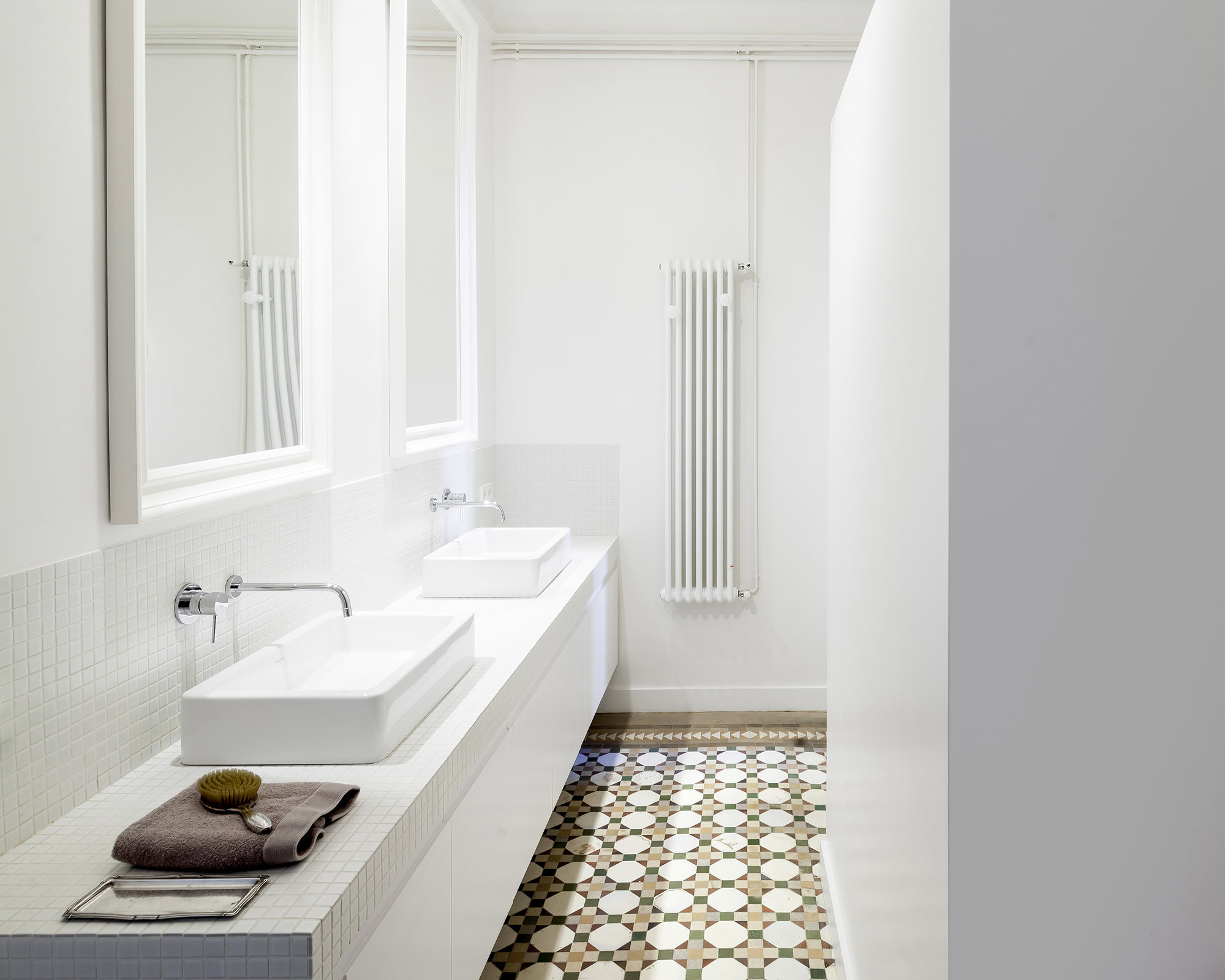 Colores blancos para maximizar el espacio en baños pequeños o baños con mamparas de pared 
