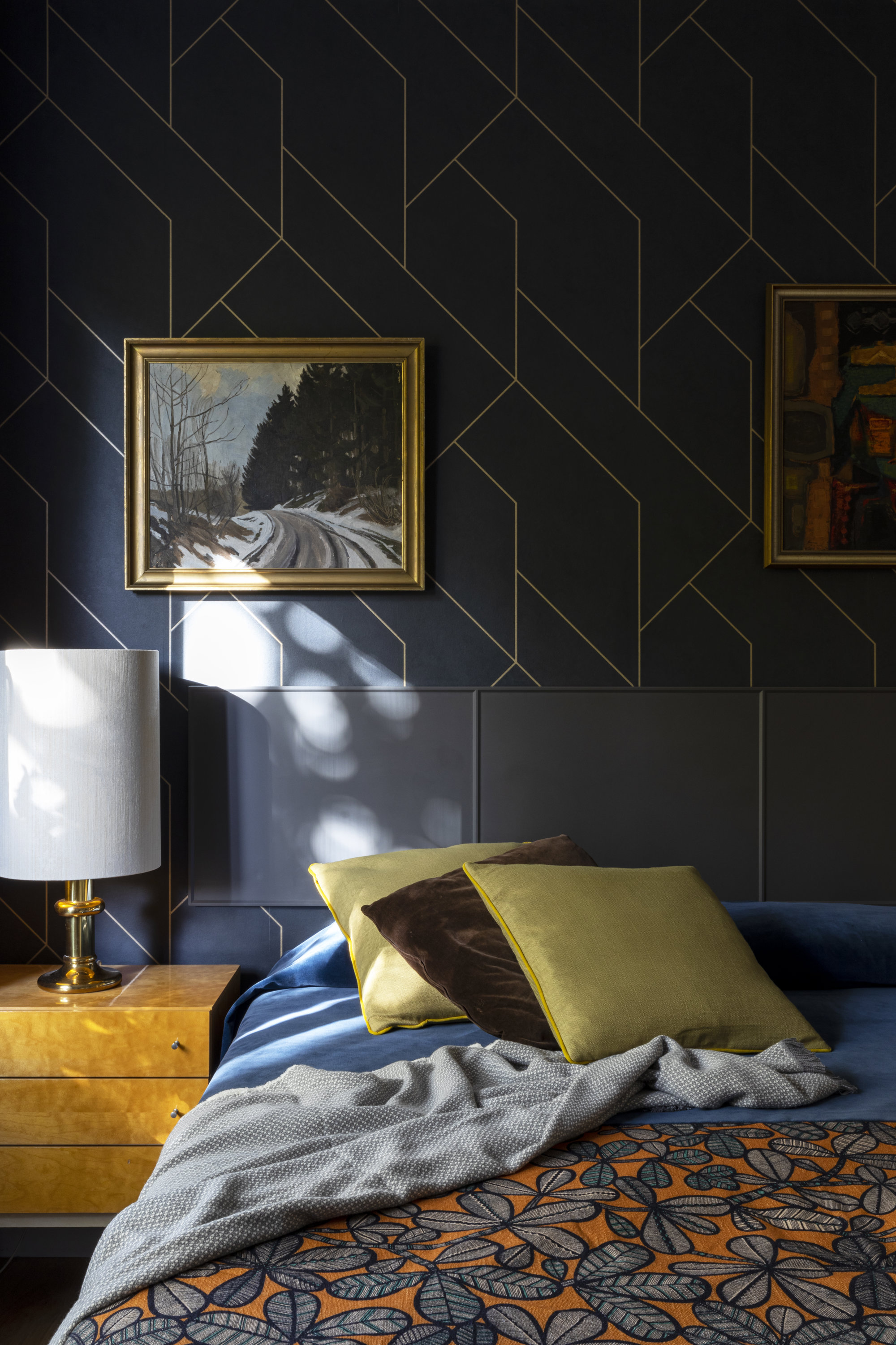 Dormitorio con pared negra papel pintado