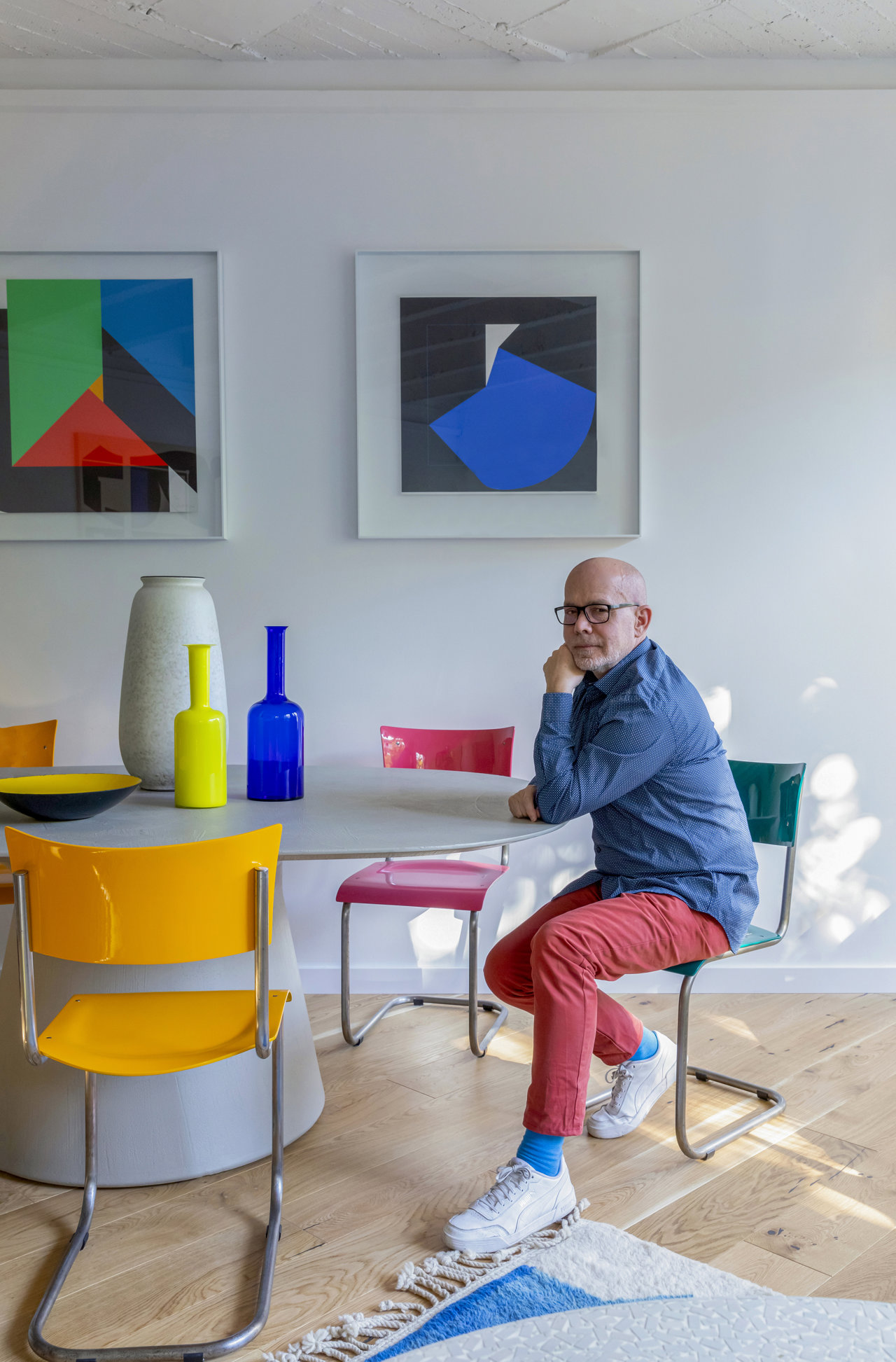 Mikel Irastorza en un comdor blanco con sillas y cuadros de colores
