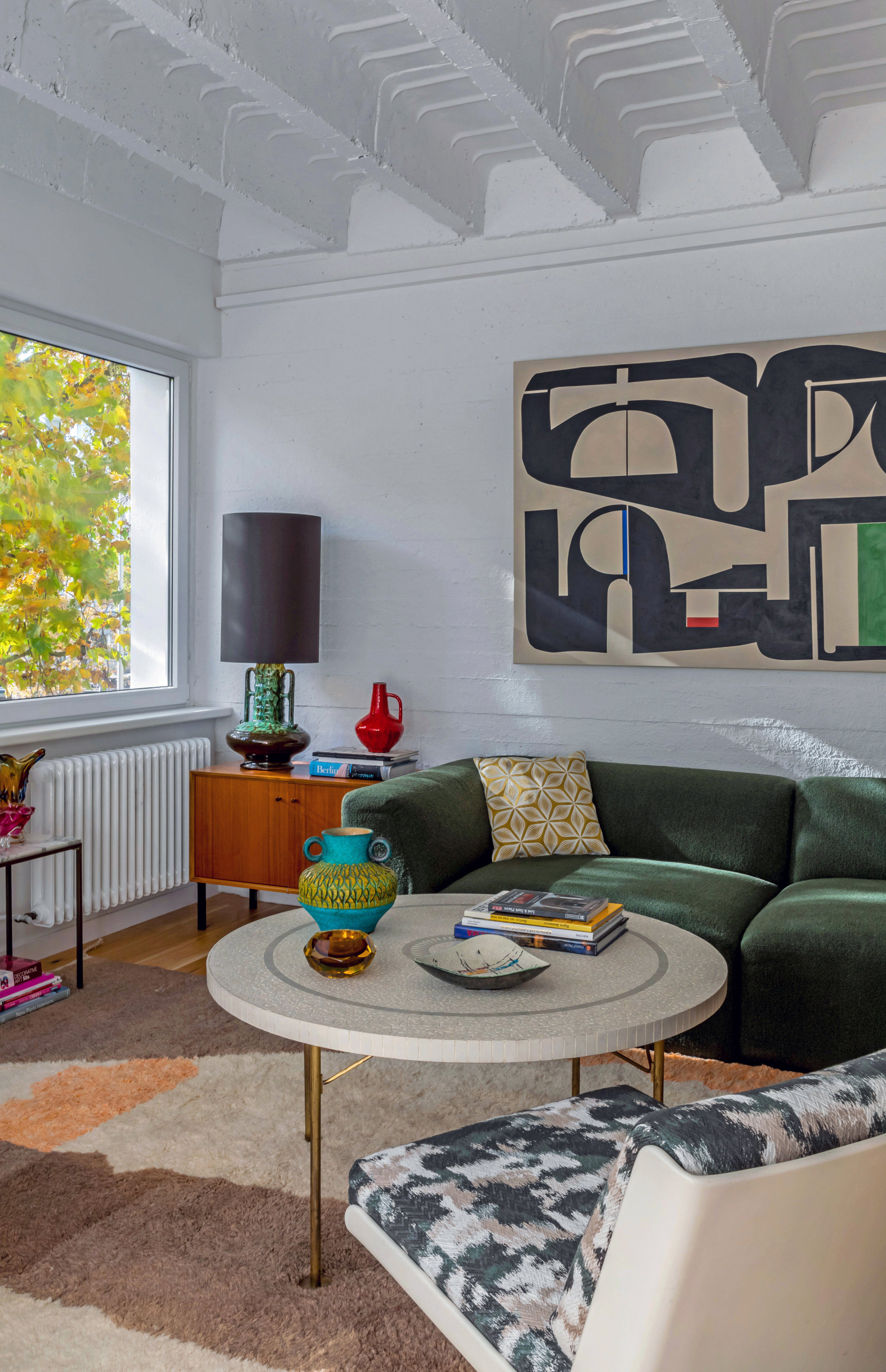 Salón con arte y sofá verde